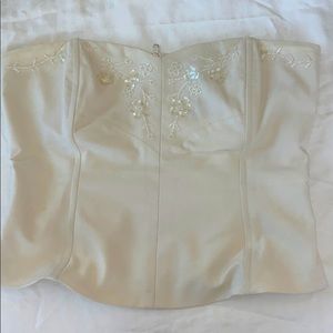 The limited cream strapless blouse